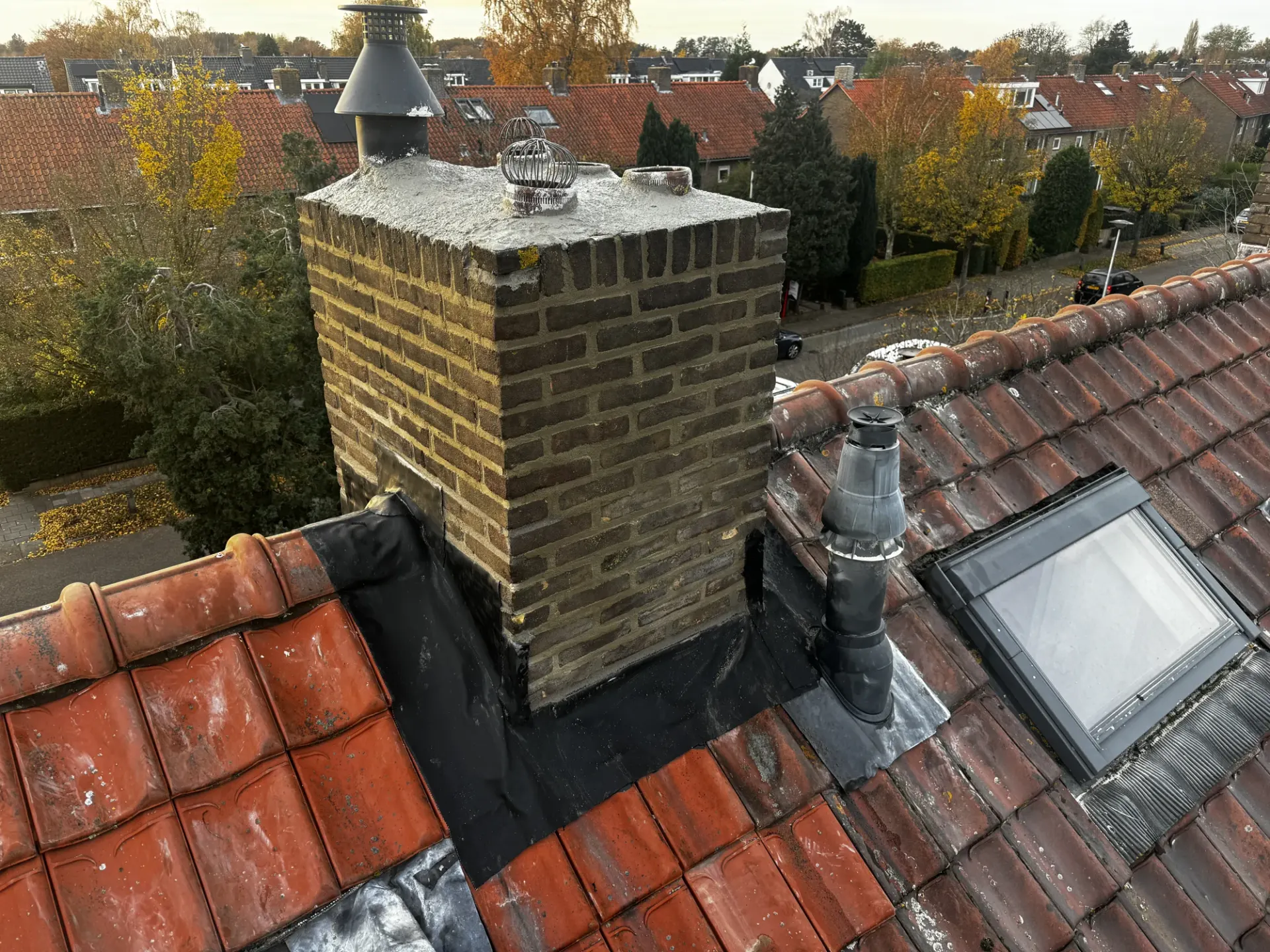 Gerenoveerde schoorsteen met verzorgd voeg- en loodwerk