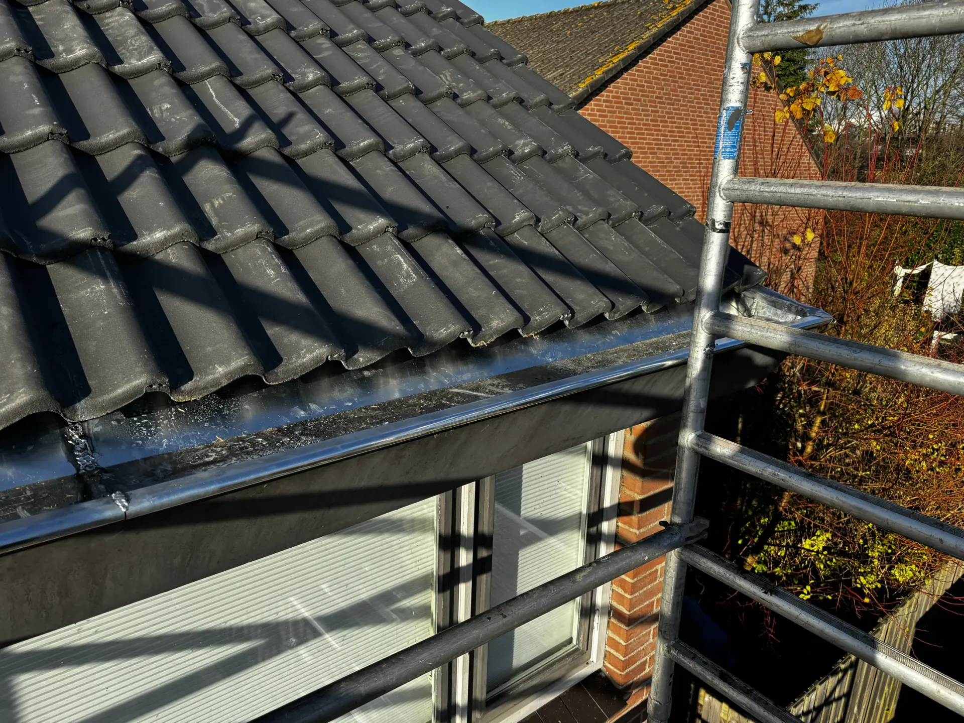 Nieuwe zinken dakgoot met verzorgde aansluitingen