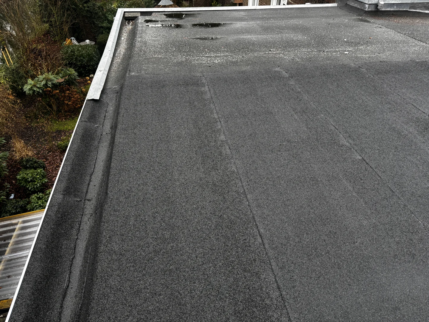 Afgewerkt bitumen dakvlak in Amstelveen