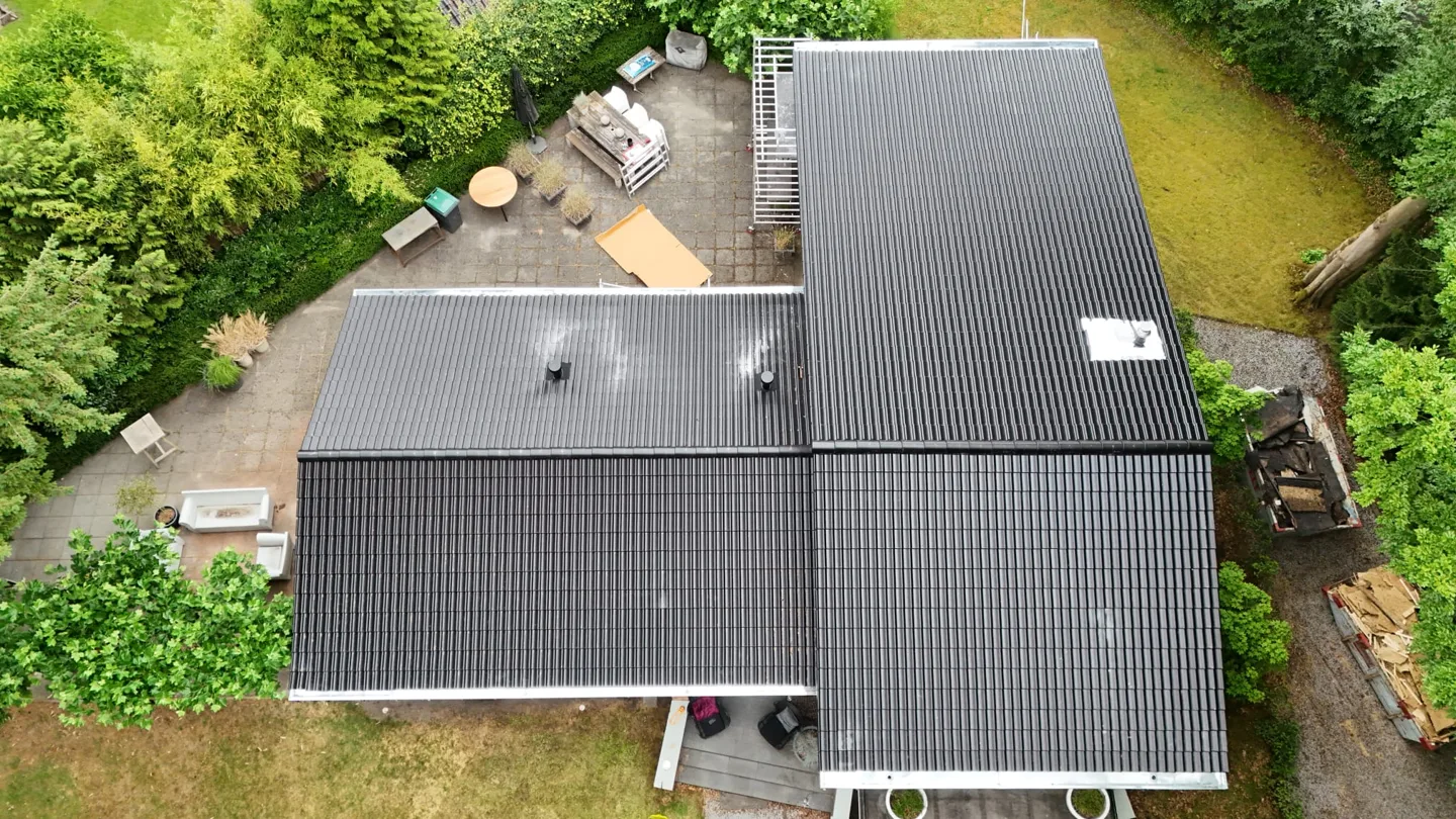 Luchtfoto van het nieuwe glanszwarte pannendak in Apeldoorn
