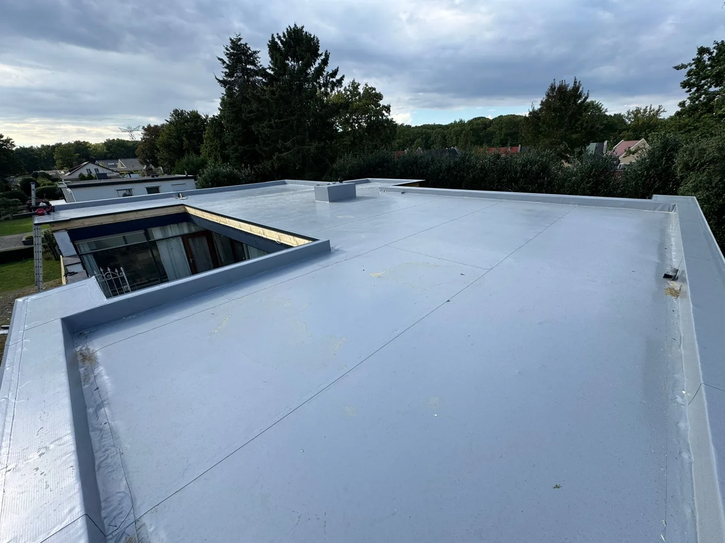 Het vernieuwde platte dak van 220 m² met PVC-dakbedekking in Heel, Limburg