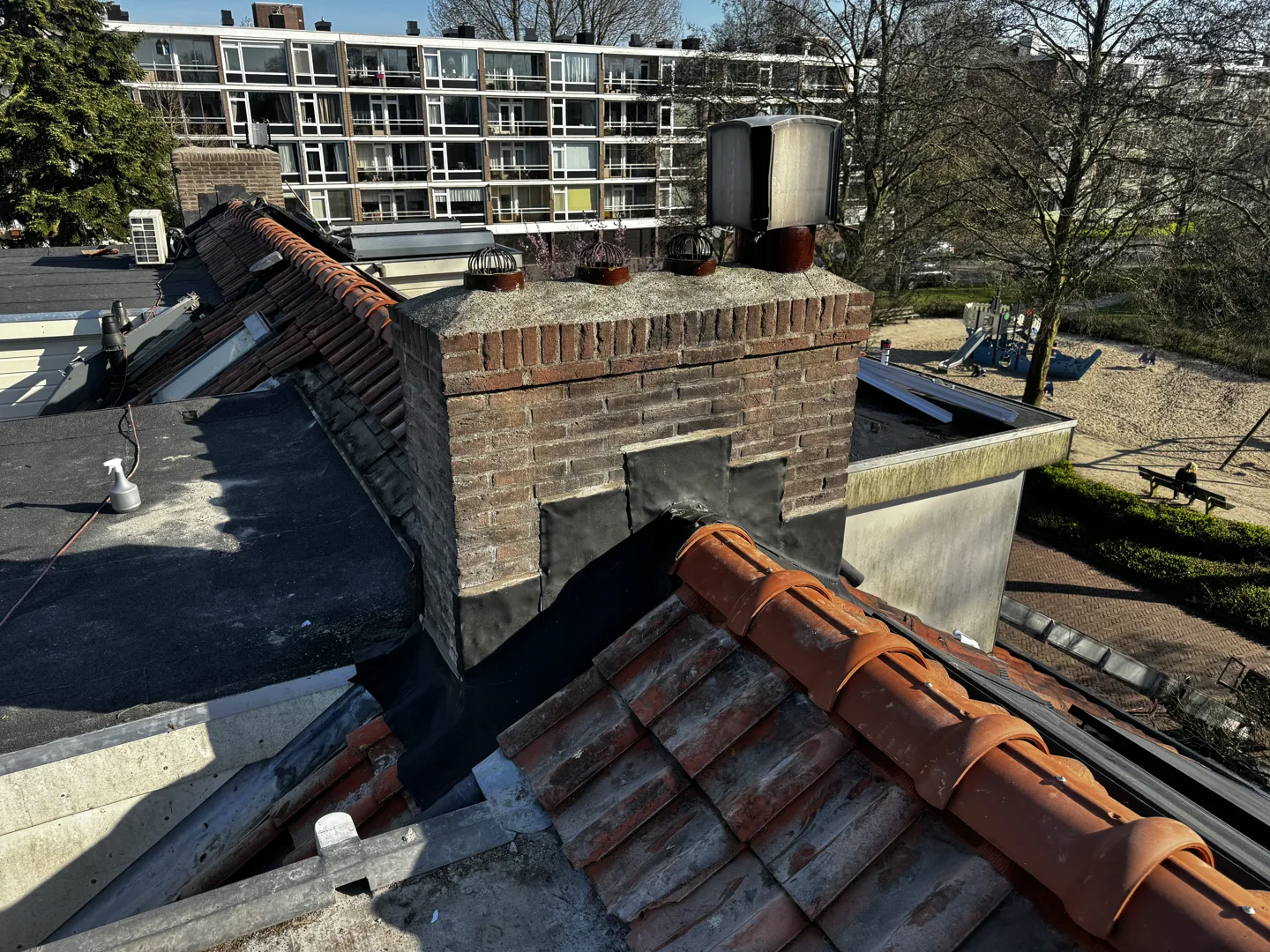 Schoorsteen met vernieuwde aansluiting van loodvervanger in Amstelveen